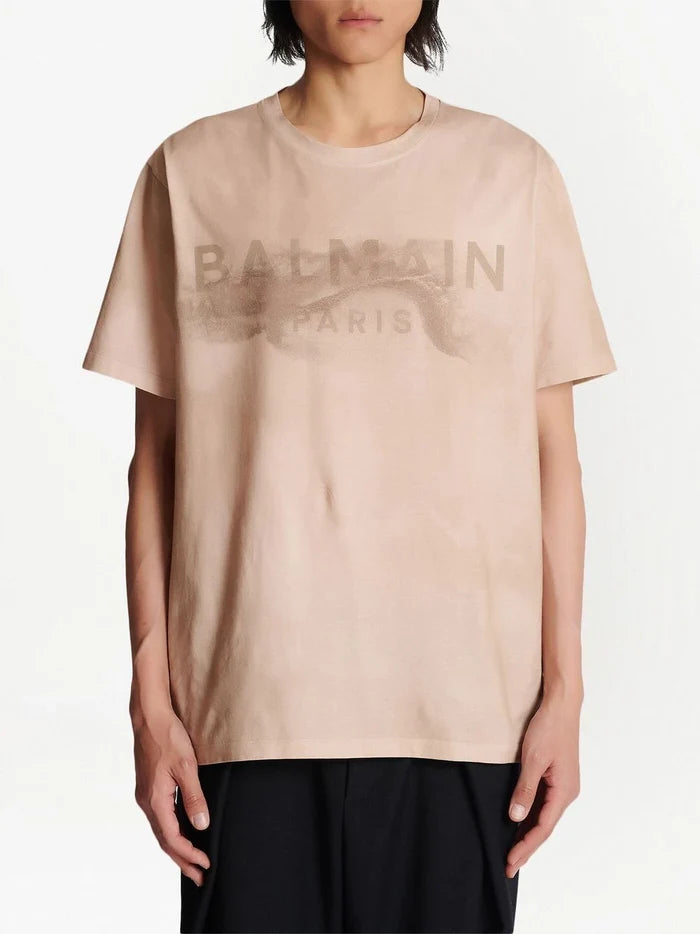 BALMAIN MEN Logo Desert Printed Loose SS T-Shirt Molt/Sand - MAISONDEFASHION.COM