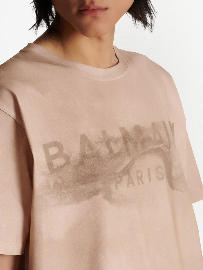 BALMAIN MEN Logo Desert Printed Loose SS T-Shirt Molt/Sand - MAISONDEFASHION.COM