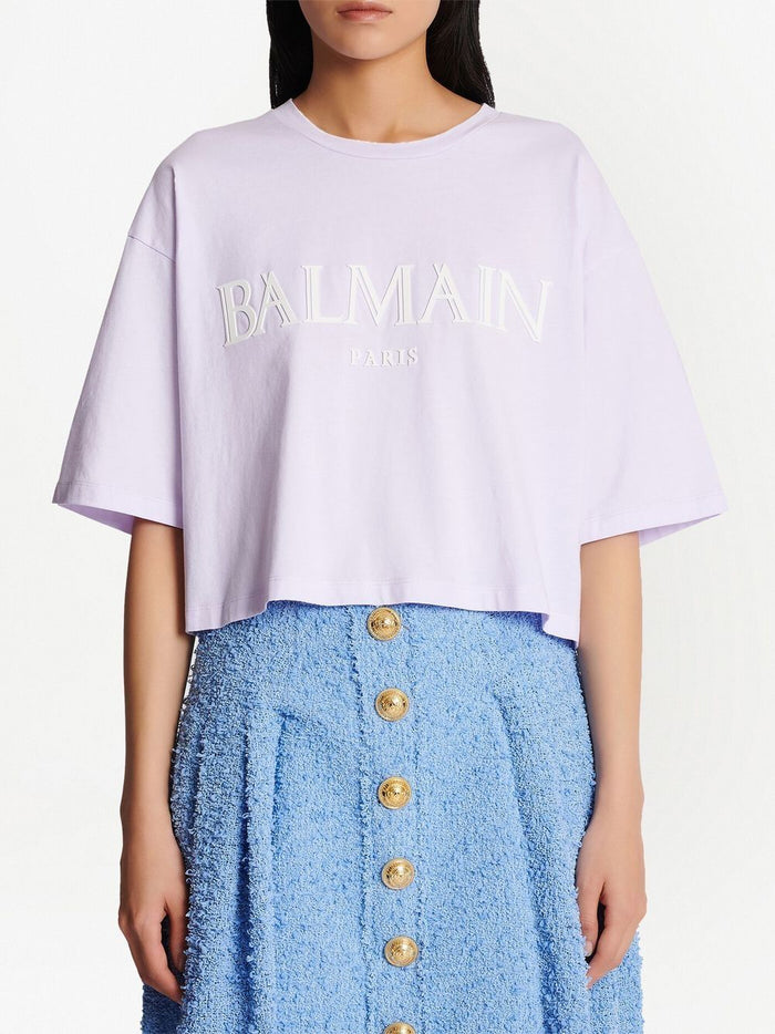 BALMAIN WOMEN Roman Rubber Logo Cropped T-Shirt Light Lilac/White - MAISONDEFASHION.COM
