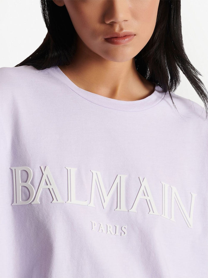 BALMAIN WOMEN Roman Rubber Logo Cropped T-Shirt Light Lilac/White - MAISONDEFASHION.COM
