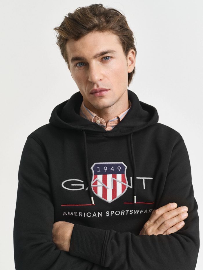 GANT Archive Shield Hoodie Black - MAISONDEFASHION.COM