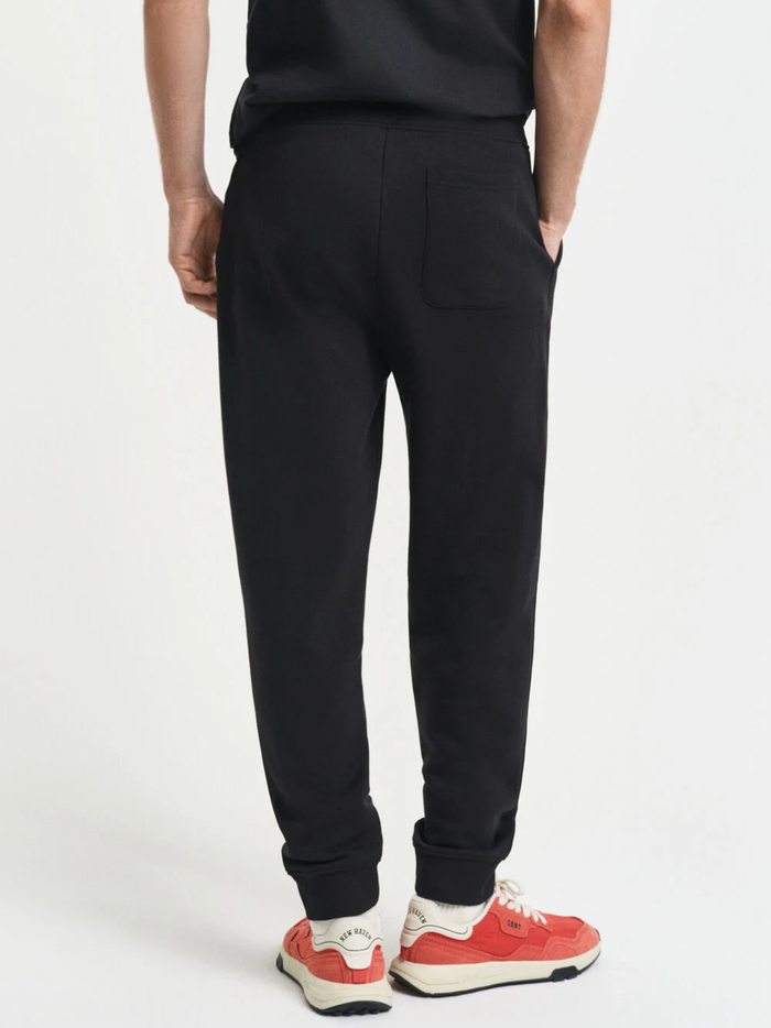 GANT Shield Sweatpants Black - MAISONDEFASHION.COM
