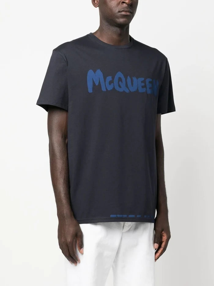 ALEXANDER MCQUEEN Graffiti Logo-Print T-shirt Navy/Blue - MAISONDEFASHION.COM