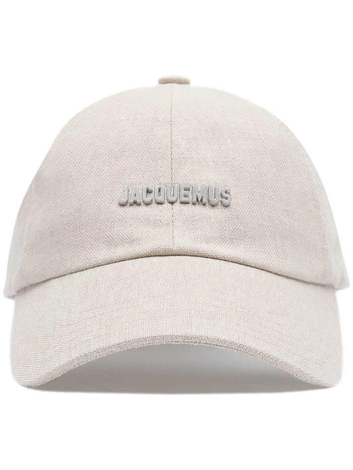 JACQUEMUS UNISEX La Casquette Gadjo Baseball Cap Light Griege - MAISONDEFASHION.COM