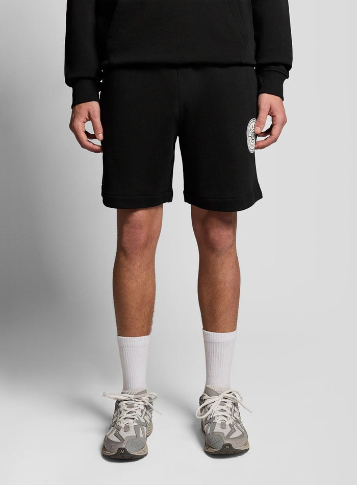 LYLE & SCOTT Borders Label Graphic Sweatshort Jet Black - MAISONDEFASHION.COM