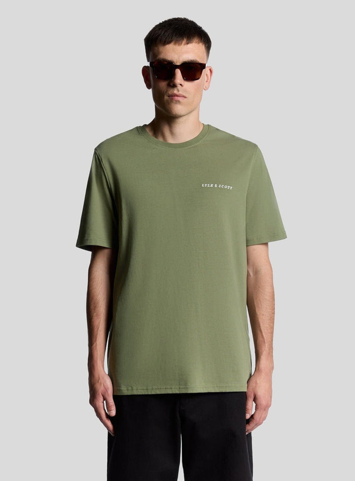 LYLE & SCOTT Script Logo Cotton Crew Neck T-Shirt Fatigue Olive - MAISONDEFASHION.COM