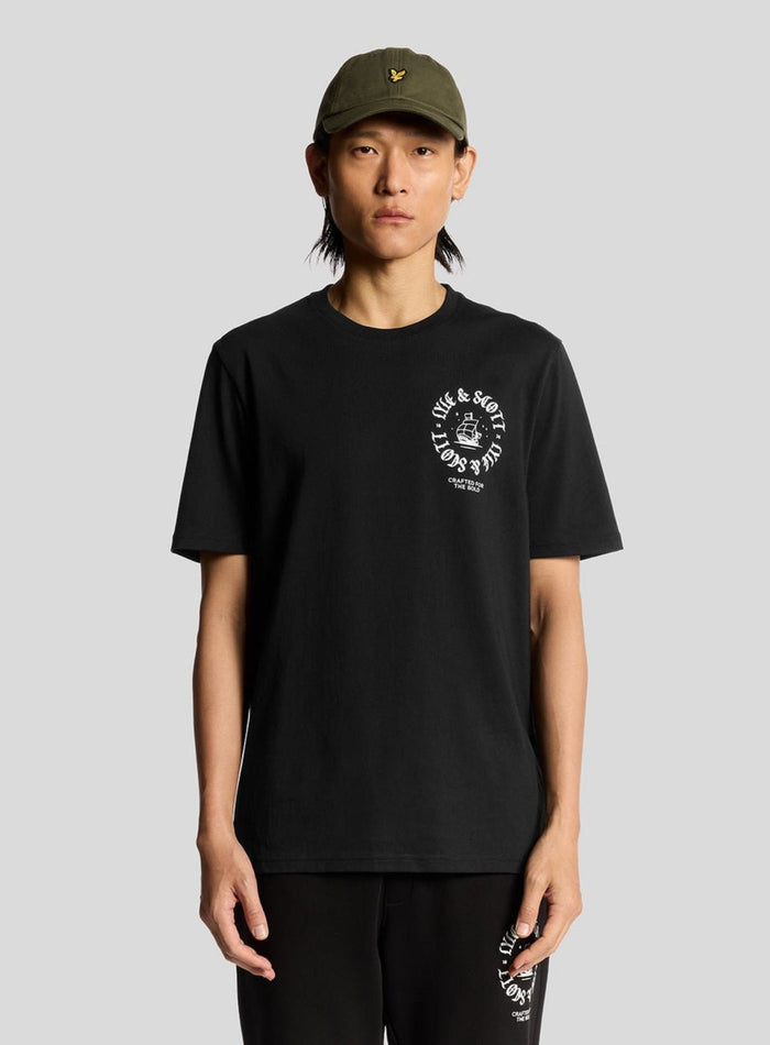 LYLE & SCOTT Ship Insignia Graphic T-Shirt Jet Black - MAISONDEFASHION.COM