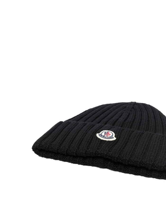 MONCLER Logo Patch Ribbed Beanie Black - MAISONDEFASHION.COM