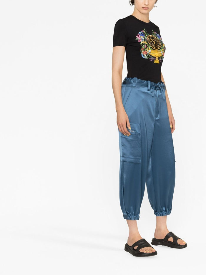 VERSACE WOMEN V Emblem Garden Print Cotton T-Shirt Black - MAISONDEFASHION.COM