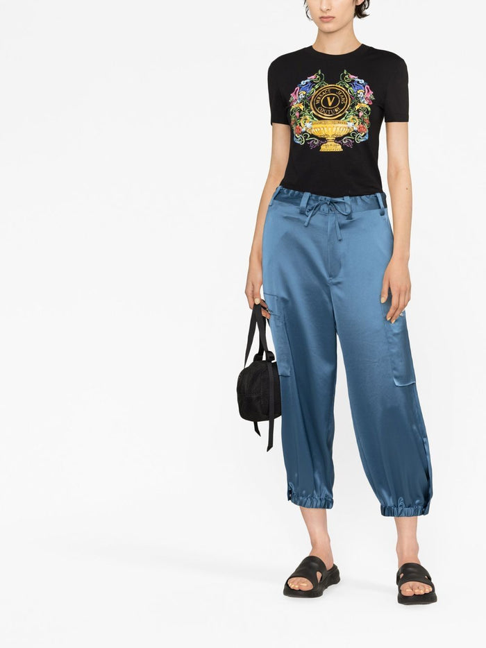 VERSACE WOMEN V Emblem Garden Print Cotton T-Shirt Black - MAISONDEFASHION.COM